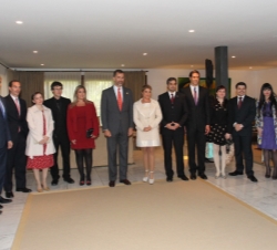 Fotografía de grupo de Su Alteza Real el Príncipe de Astuiras, tras el almuerzo con representantes de la sociedad paraguaya